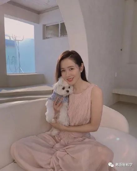 39岁孙艺珍近照状态超好 抱爱犬工作笑容甜