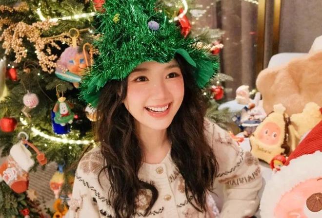 毛晓彤晒圣诞美照，又萌又可爱，少女感爆棚宛如18岁