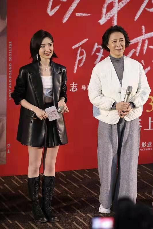 毛晓彤气质好甜，穿皮衣配百褶裙时髦洋气，青春元气像学生妹