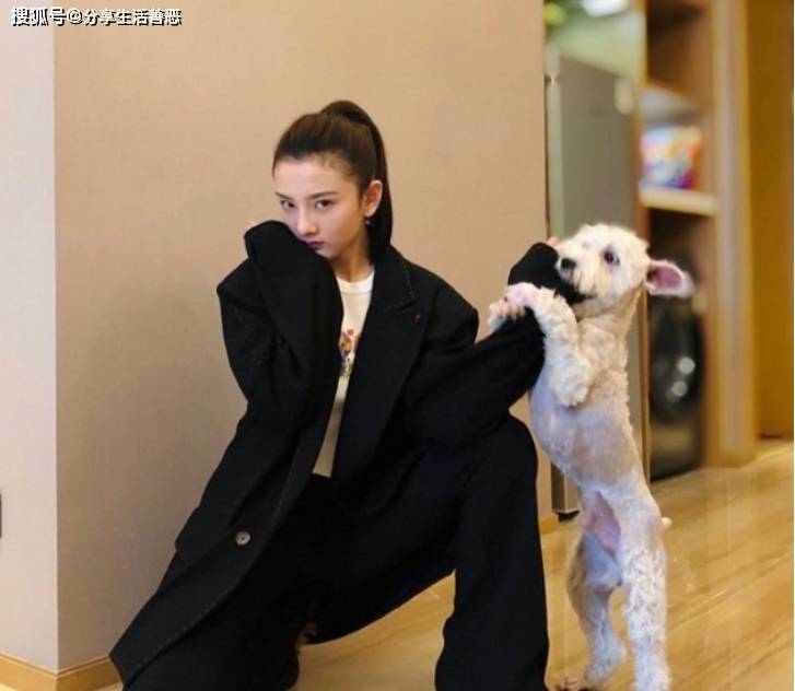 宋祖儿再次变身玲珑女神,白色背心搭配黑色西服分外青春靓丽!