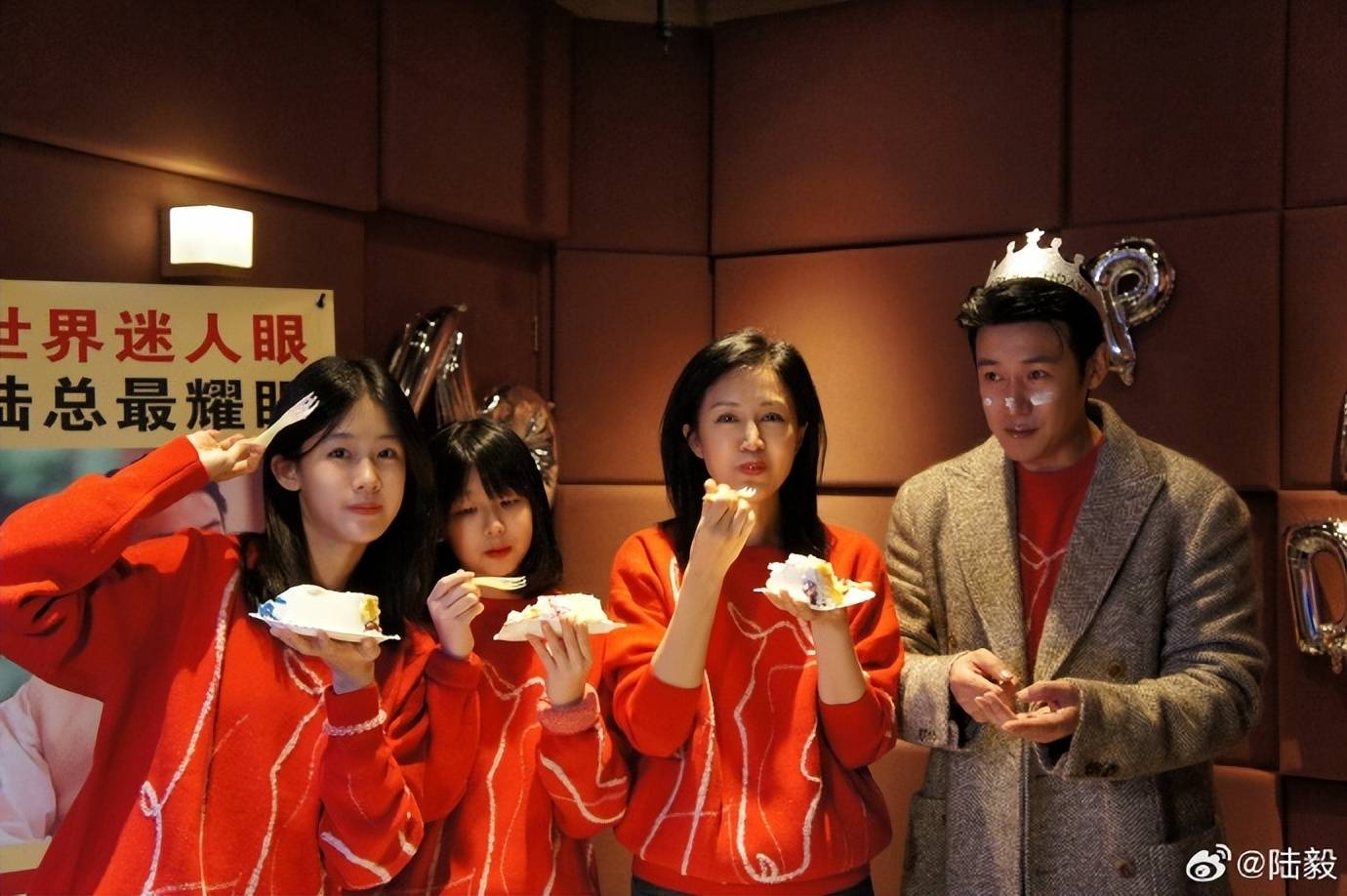 陆毅49岁生日,鲍蕾与俩女儿送惊喜,一家四口穿亲子装高颜值抢镜