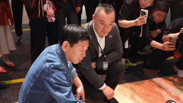 魏建军询问保时捷logo中的斯图加特，说超级品牌也可以是从小城市里走出来的