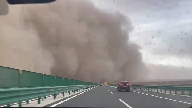 老司机引路失误致连环撞车