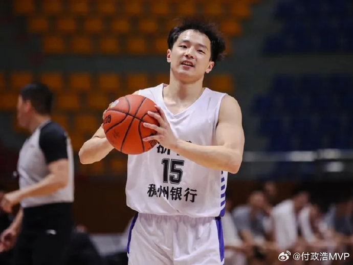 青岛男篮教练组在王奕博致命失误导致比赛失利后，是如何表态和处理的？
