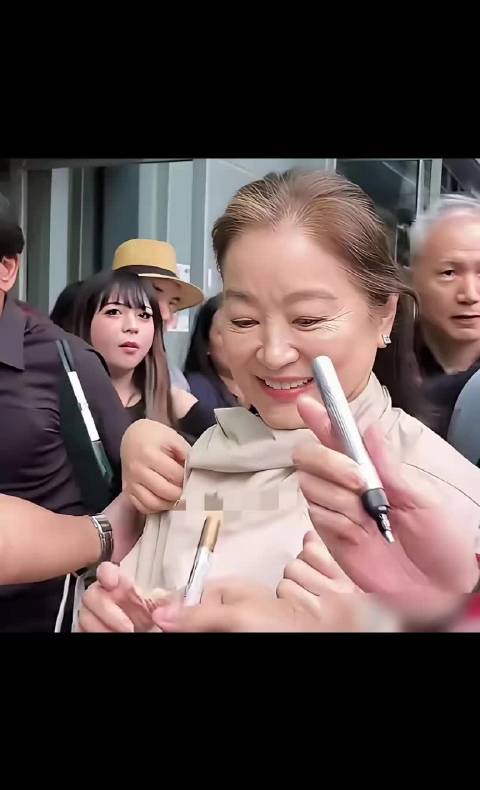 72岁林青霞拒染发医美，称时间是雕刻伙伴