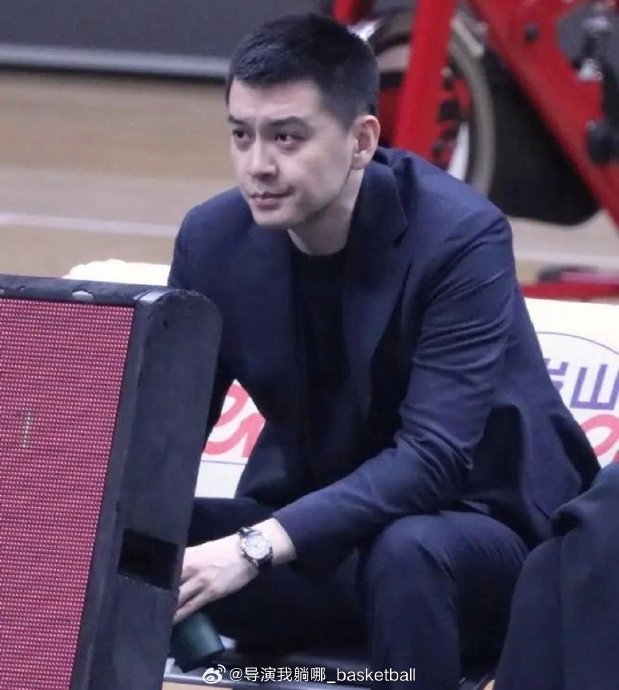 教练杨鸣此前为球队低谷承担了哪些责任？