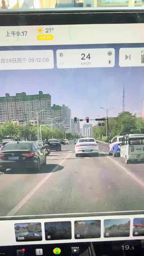 车祸瞬间 因视频车留的空太大了，导致三轮车能够从中穿行，负事故的全部责任