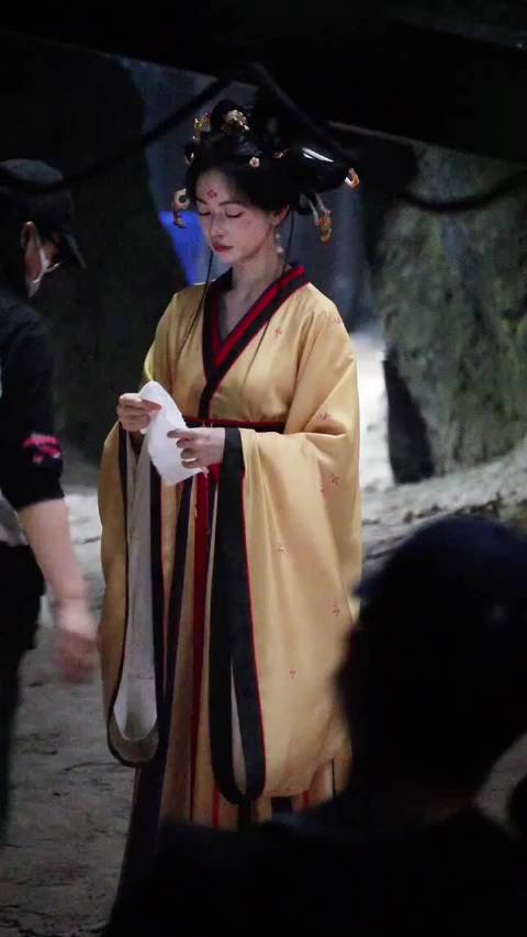 吴谨言《凤不栖》拍摄现场“脏脏包”路透，也太可爱啦！