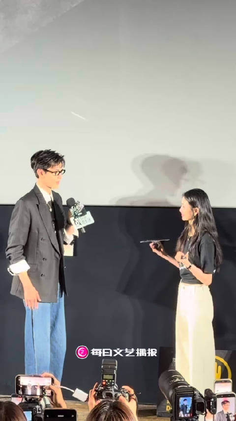 毕雯珺刘浩存在《消失的人》首映共舞心愿便利贴