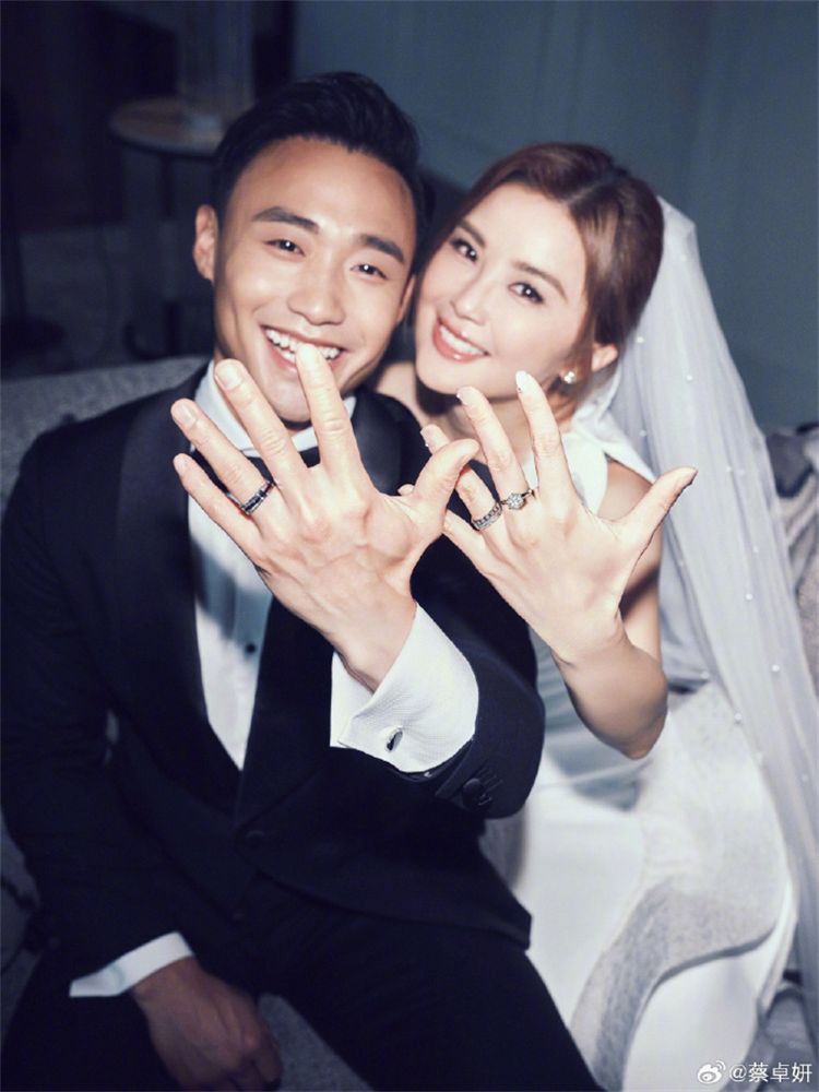 有片丨蔡卓妍官宣結婚 鍾欣潼:恭喜你,我的女孩!