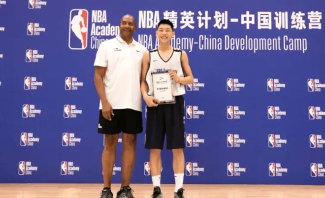 官宣！崔永熙报名参加NBA选秀，选秀小年勇气可佳，急需提升进攻