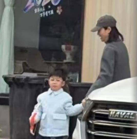 朱丹一家面馆吃面被偶遇，周一围贴心给老婆端汤，小儿子戴眼镜正脸好萌，现场没有保姆亲力亲为