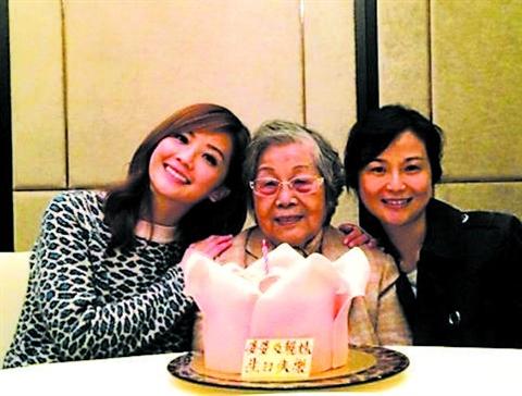 蔡卓妍提前庆31岁生日 妈妈娇嫩似少女(图)
