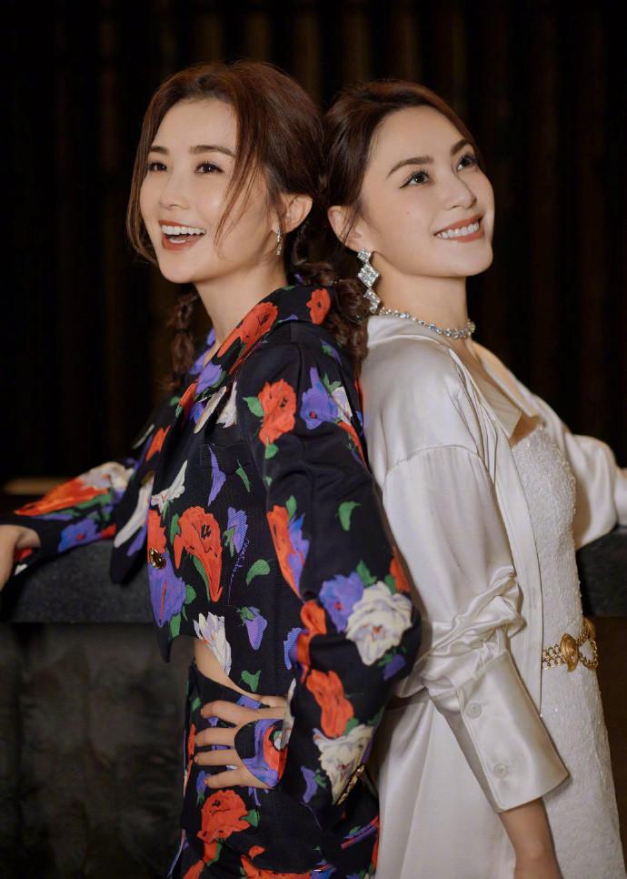 钟欣潼和蔡卓妍22年姐妹情深,合体穿搭时尚撩人,让人羡慕!
