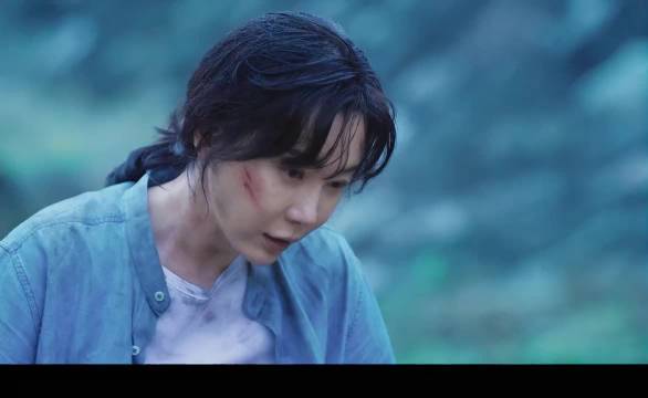 女人醒来发现双手被死死绑在铁轨上，火车马上就来这下麻烦了