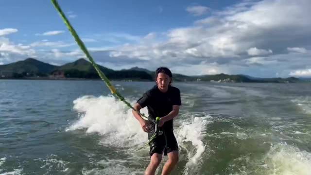苏翊鸣赛季结束海边冲浪展现单板实力