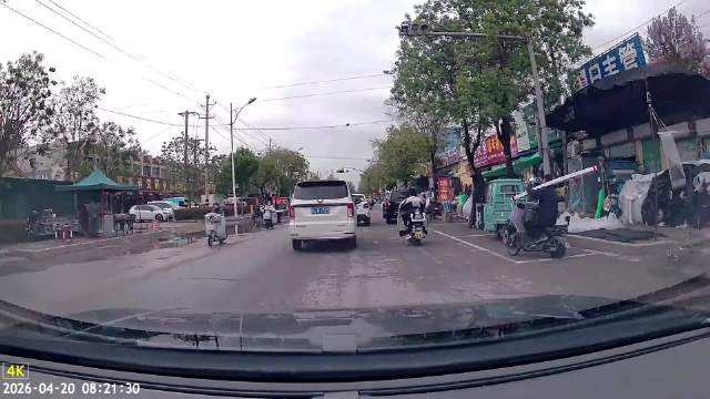 电瓶车与轿车低速相撞，肇事车主及时救助儿童