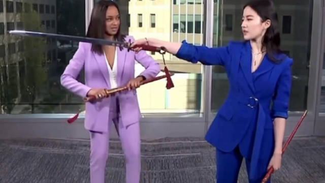刘亦菲在美国节目上教主持人怎么剜剑花 宣传花木兰