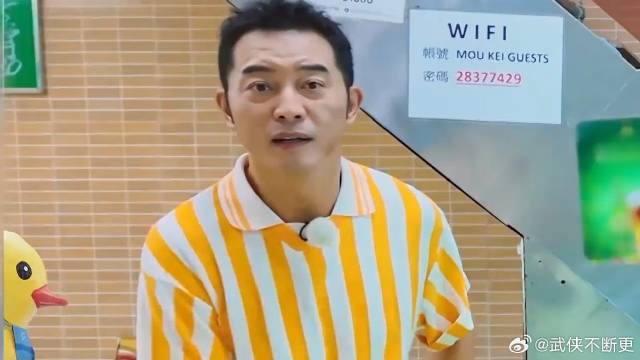 白鹿负责采买，郭艾伦猜拳又输了，嘴里都塞不下了