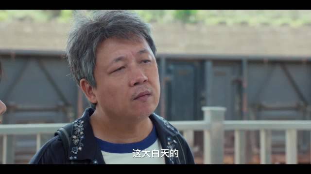 潘粤明吊裆裤穿搭引热议，风格被指神似大张伟