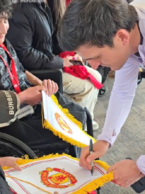 曼联主场赛前邀患病球迷参观训练
