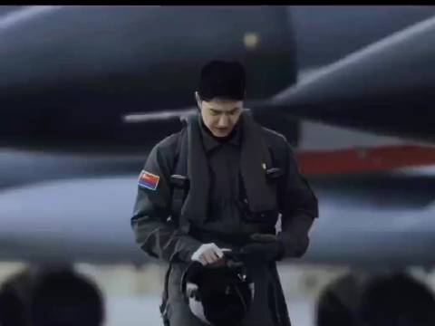 王一博戎装加身，信念滚烫，雷宇以青春赴使命，在长空之上书写热血荣光