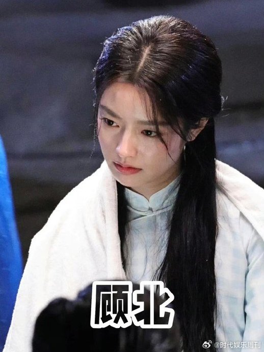 面对外貌相关的讨论，徐若晗采取了哪些行动来展现专业态度和积极价值观？
