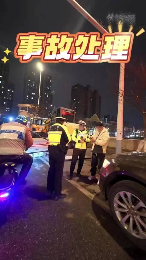 女子倒车撞坏奥迪Q5前大灯，车主坚持走保险