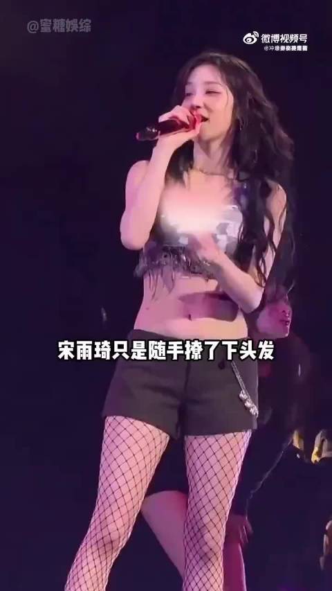 明星演唱会意外，张杰撑爆裤子，邓紫棋藏假发，蔡依林徒手掰高跟
