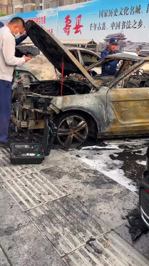 像这种情况的话，保险公司能全赔吗？旁边的玛莎车主是不是要笑醒了？