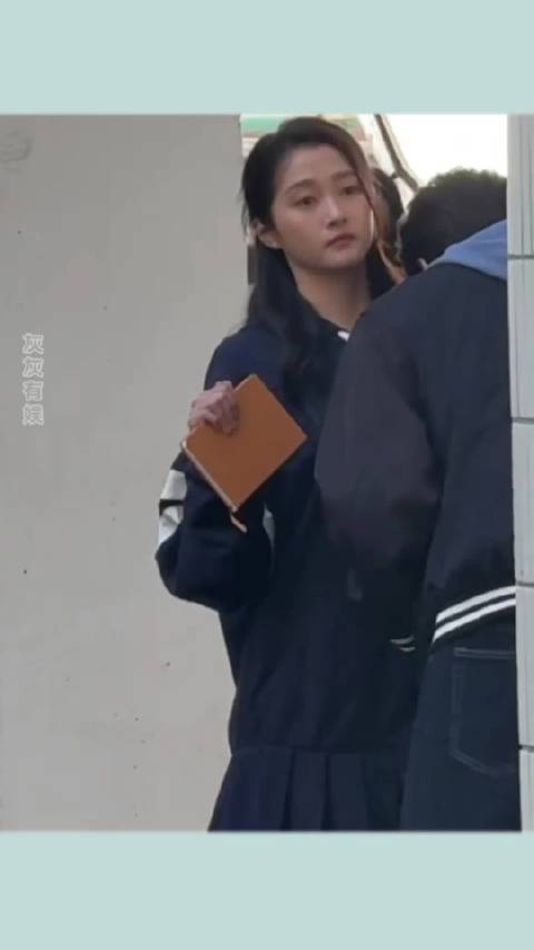 关晓彤林一青岛理工大学拍戏路透，林一靠肩引关注
