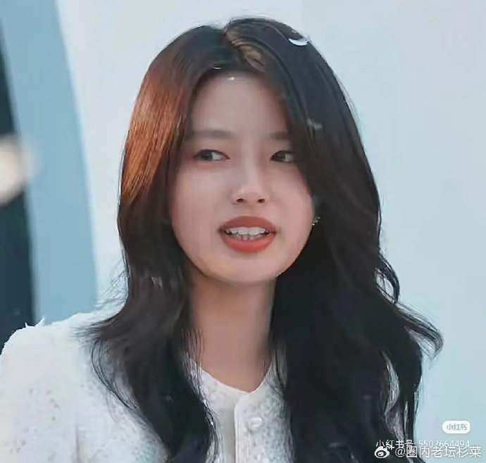 关于徐若晗的牙齿，公众和粉丝们主要有哪些不同的看法和评价？