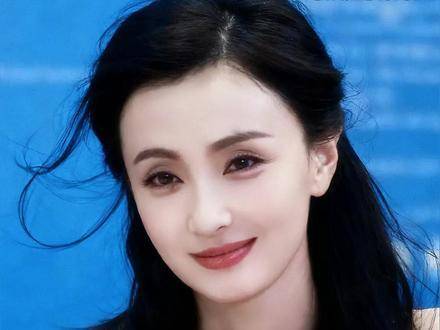 面对你时，我总被自卑与怯懦悄然裹挟