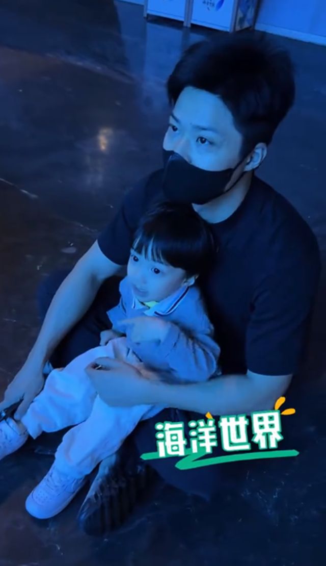 苏炳添一家五口游玩，三胎女儿露脸像爸爸，比两个哥哥还要好看