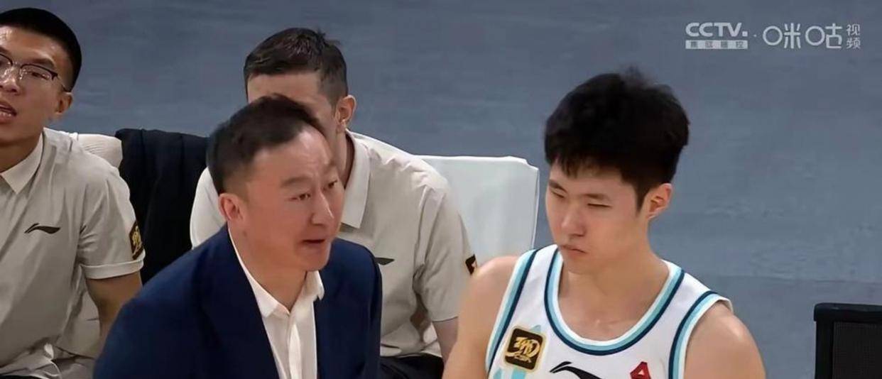 青岛队曾领先16分却遭广东逆转,王奕博四罚仅中二球全场失误16次,关键时刻表现失常令人失望