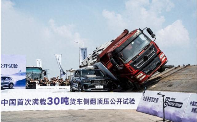 吉利星越L测试“翻车”,驾驶位AB柱直接被“干碎”