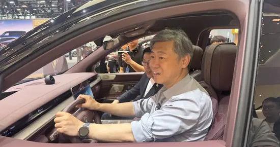 中东战火“烧”到北京车展？最爱车的经济学家李稻葵：燃油车还能买，但这几类车企危险了