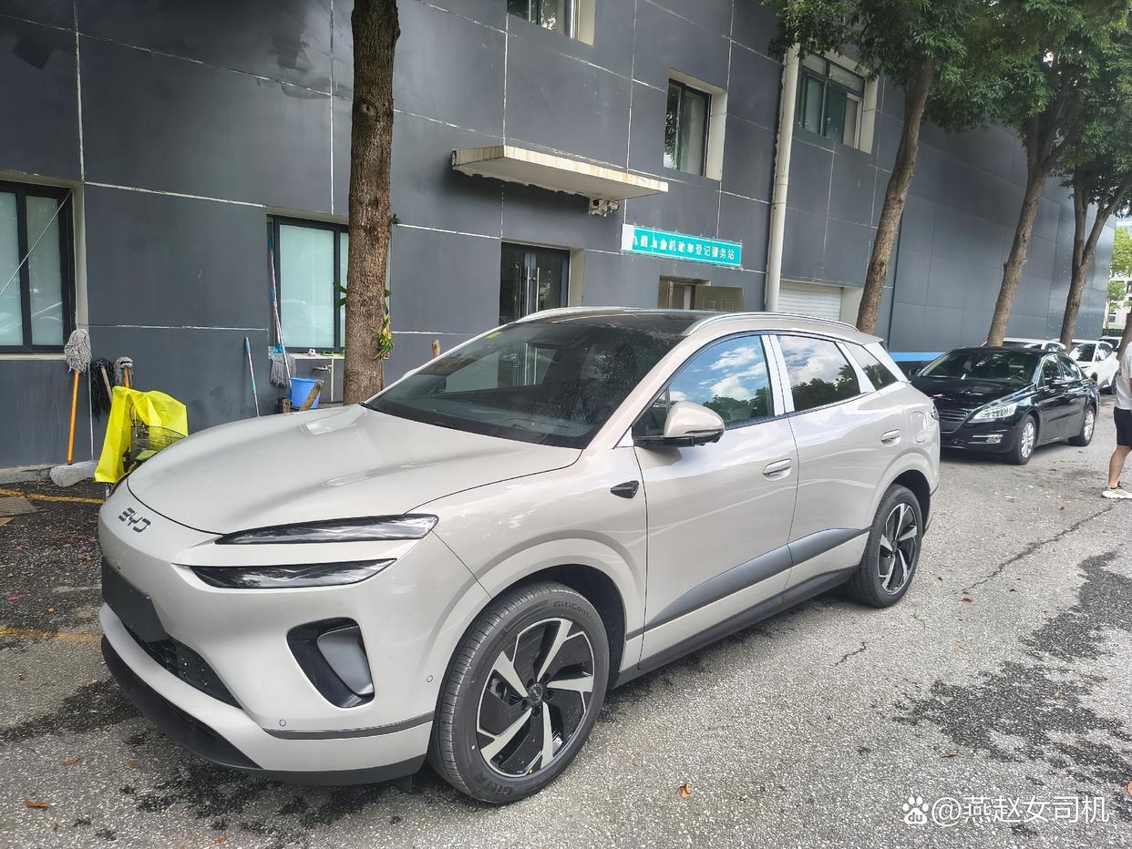 比亚迪海狮06实车到店,长超4米8+冰箱,配394马力+云辇-C