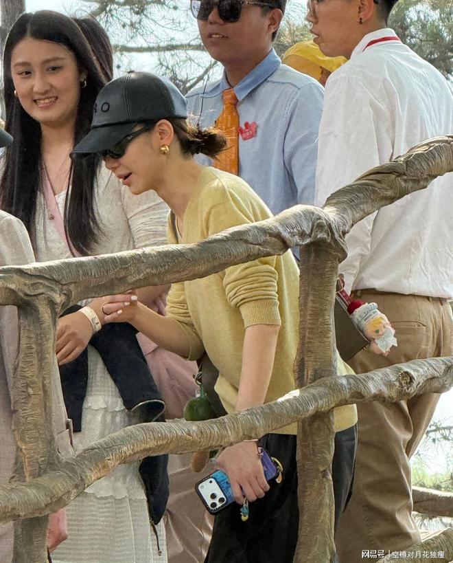 戚薇儿子首曝正面照，从小被精心呵护，女儿11岁活跃娱乐圈|戚哥|李承铉|袁成杰_订阅