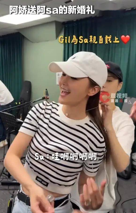 阿娇送阿sa的新婚礼物曝光，亲自为好姐妹戴上钻石项链，Twins25年双向奔赴太好哭