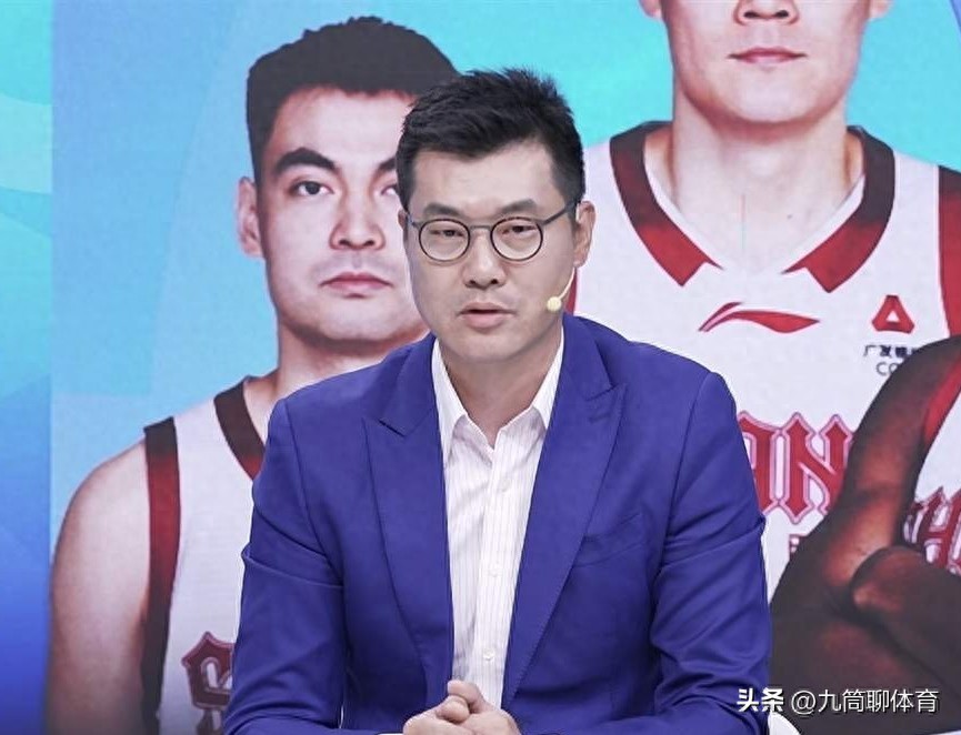 事情闹大！杨鸣发声王七偷笑，布扎斯控诉，球迷连夜写举报信投诉