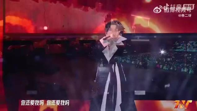 张真源手写歌词深情演唱，细腻情绪打动观众