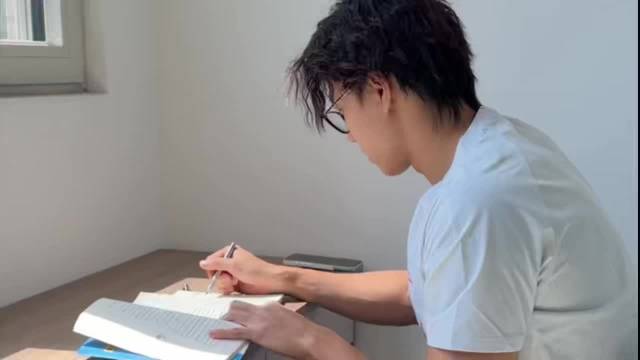覃海洋称泳池书房针灸为假期满分安排