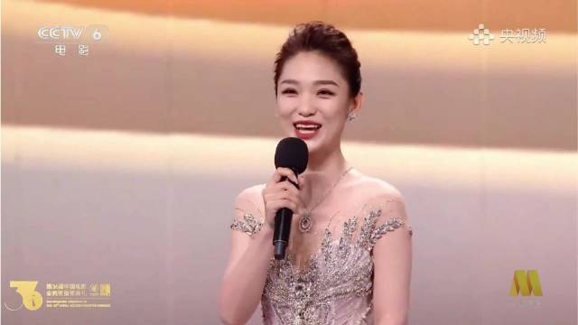 难怪张小斐能连续主持两届金鸡奖，站蓝羽身旁自信开嗓，播音腔太有磁性