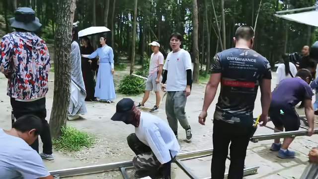 陈情令花絮曝光，两主演共撑一伞亲密互动