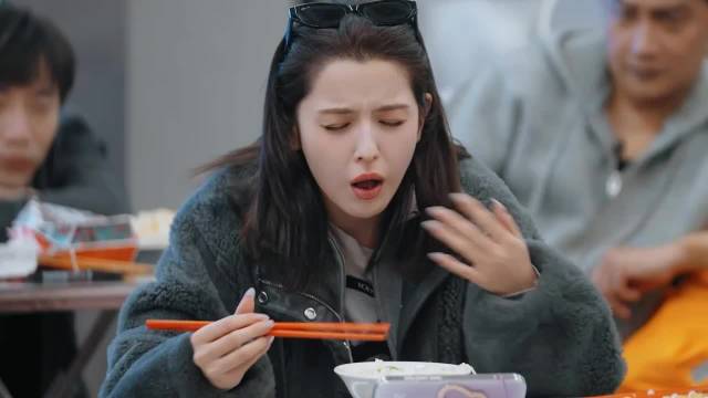 哈妮克孜吃火鸡面辣到洒水