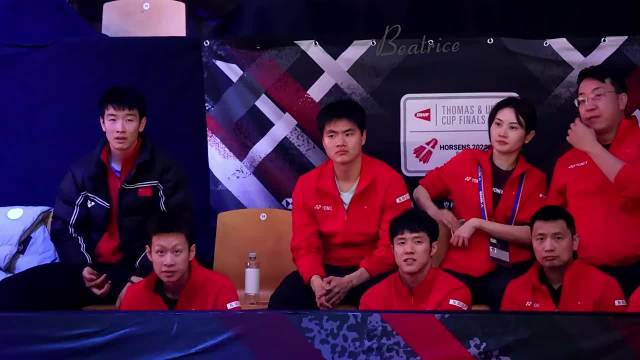 梁伟铿离场主动收拾水瓶协助工作人员