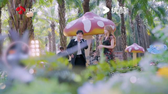 《到时说爱我》高低声线相互映衬，勾勒出情歌独有的意境，完整版见