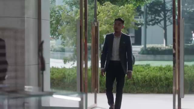 三十而已：梁正贤店里豪横消费，承认王漫妮是女友，漫妮像吃蜜一样甜