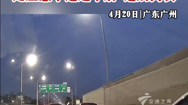 白车想变道只因视频车没让，走应急车道超车后，连别两次